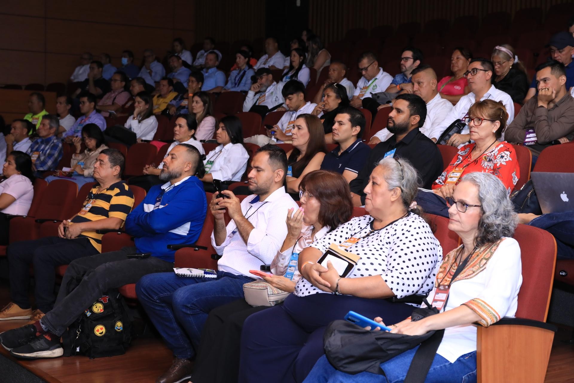 Personas sentadas en auditorio atendiendo a la rendicion de cuentas Personas sentadas en auditorio atendiendo a la rendicion de cuentas